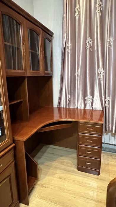 Компьютерный стол с полками