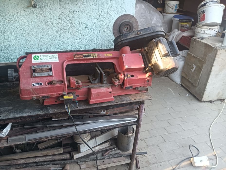 Fierăstrău bazic electric