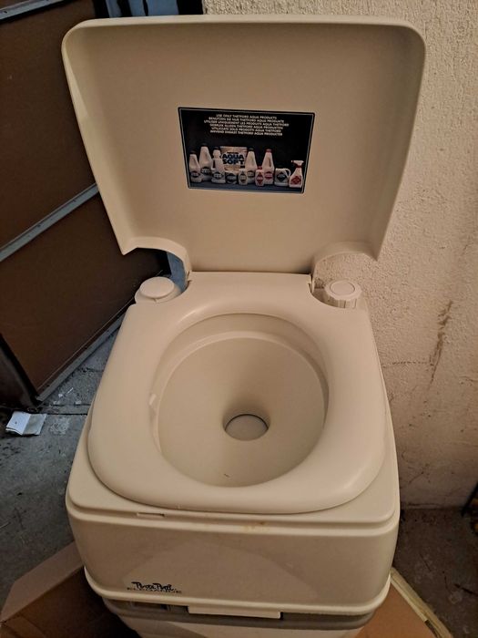 Продавам химическа тоалетна за каравана