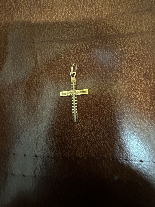 Pandantiv cruciulita din aur de 18k 750