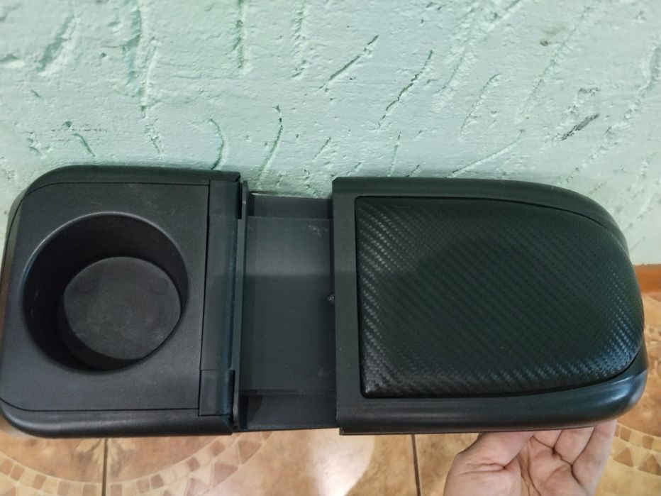 Подлокотник в авто универсальный