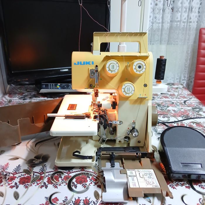 Masina de surfilat cu 2 ace 4 fire JUKI