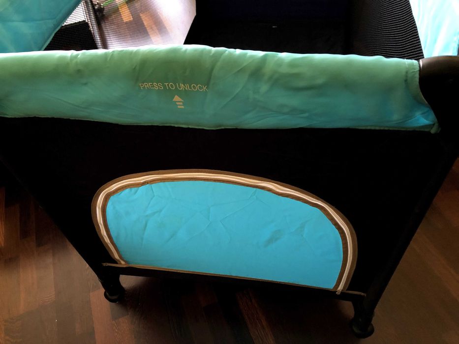 Детска кошара с отвор