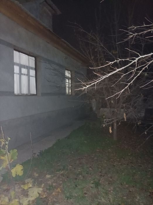 Уй сотилади 6сот сув газ свет ваифаи бор