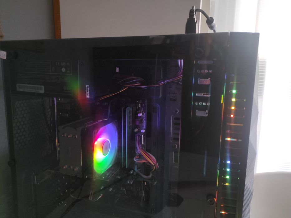 Acesta este un calculator de gaming de vanzare Dacia • OLX.ro