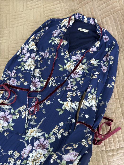 Әдемі, ұзын көк көйлек