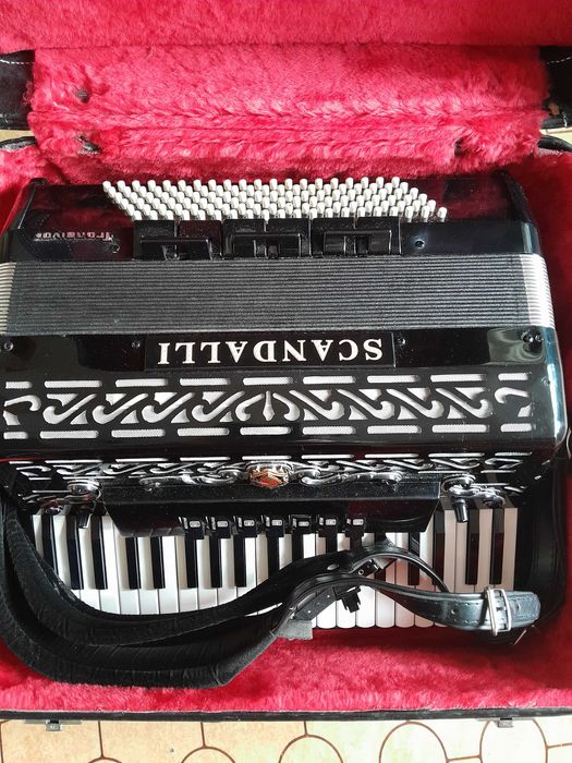 Продавам акордеон Scandalli 120 баса.