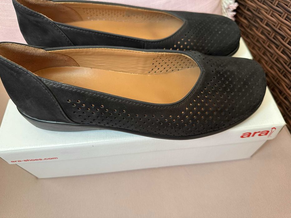 Ежедневни дамски обувки от естествен набук - ARA уширени