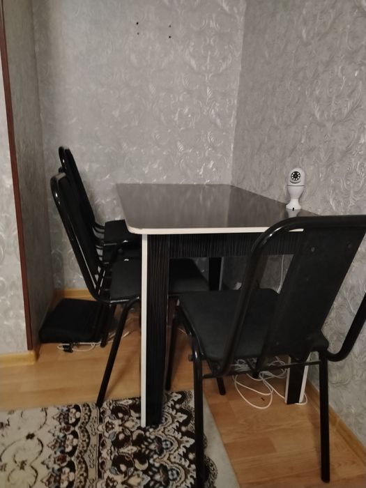 Продаю срочно стол и 4 стула