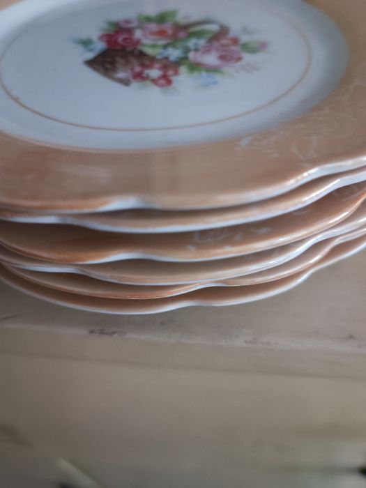 Чинии, посуда с златен кант