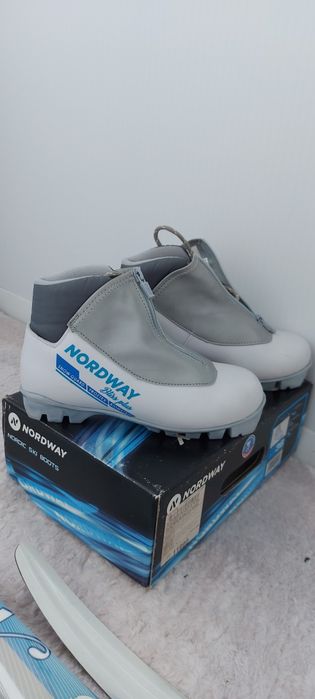 Продам лыжи и ботинки