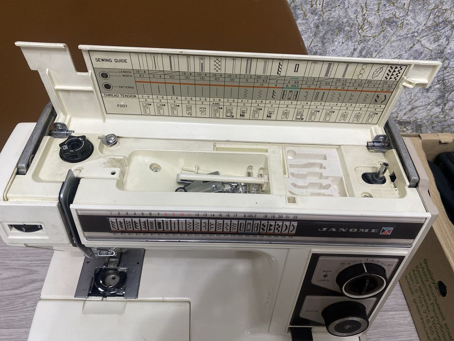 Продам швейную машину Janome