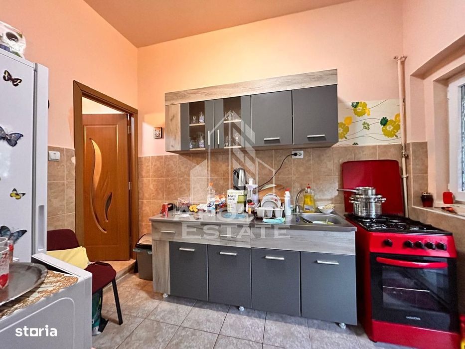Apartament 2 camere, la curte comuna, pod mansardabil in zona Centrala