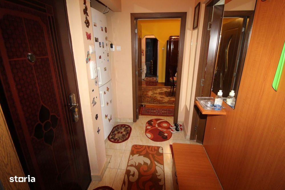 Vând apartament 3 camere în Hunedoara, zona Micro3-Profi, etaj 2..