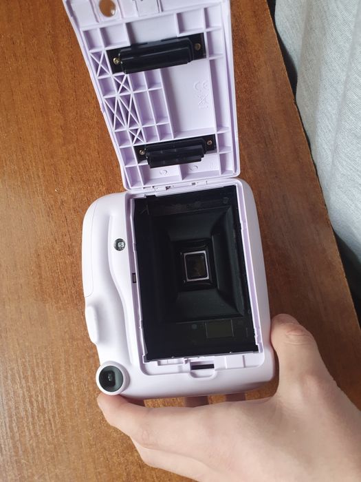 СРОЧНО продам фотоаппарат instax mini 11