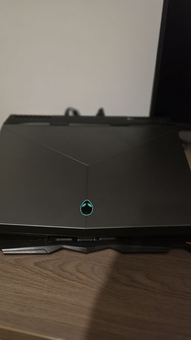 Laptop Gaming Alienware 15 R3 | i7, GTX 1070 8GB, 16GB RAM, 1.38TB Stocare (Dual SSD)+ Stand de înaltă performanță