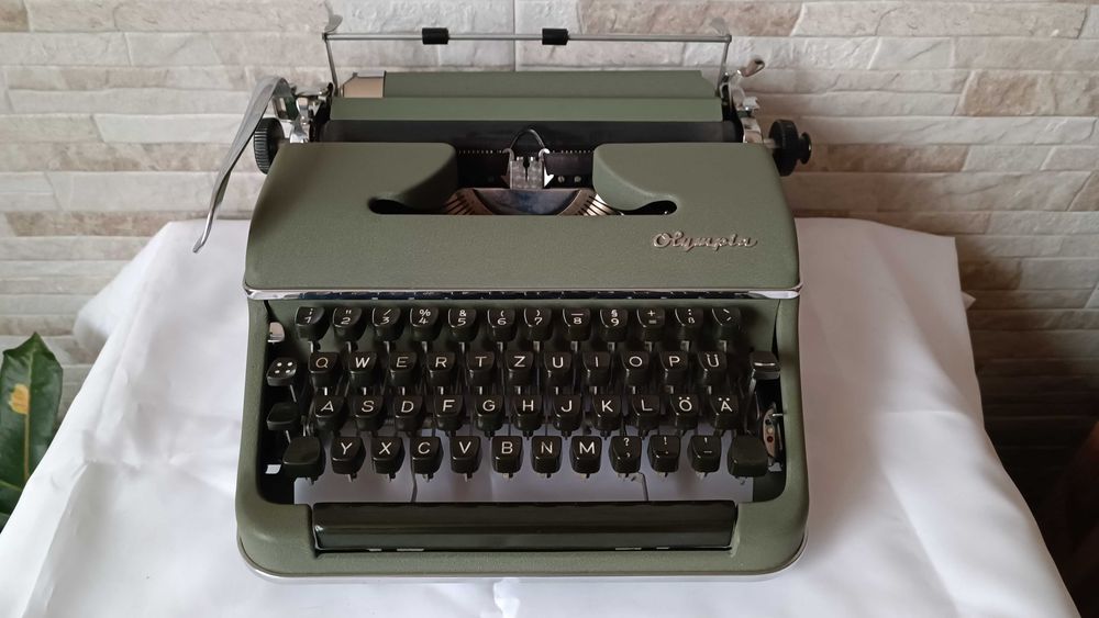 Стара пишеща машина Olympia SM2 - Made in Germany - 1950" година