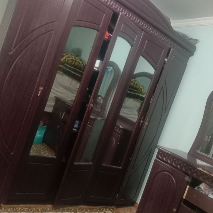 В наличии есть диван, трюмо, шкаф и полки в хорошем состоянии