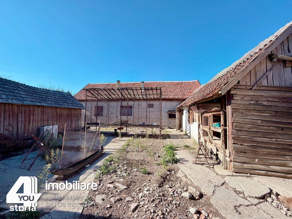 Proprietate în Țipari,formată din casă cu anexe+teren intravilan2880mp