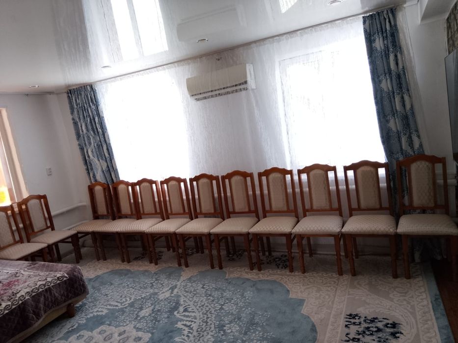 Стулья 12 штук и есть стол 3 метра