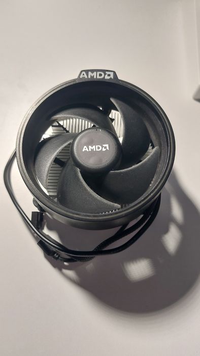 Procesor AMD Ryzen 2700 + Cooler AMD Wraith Prism