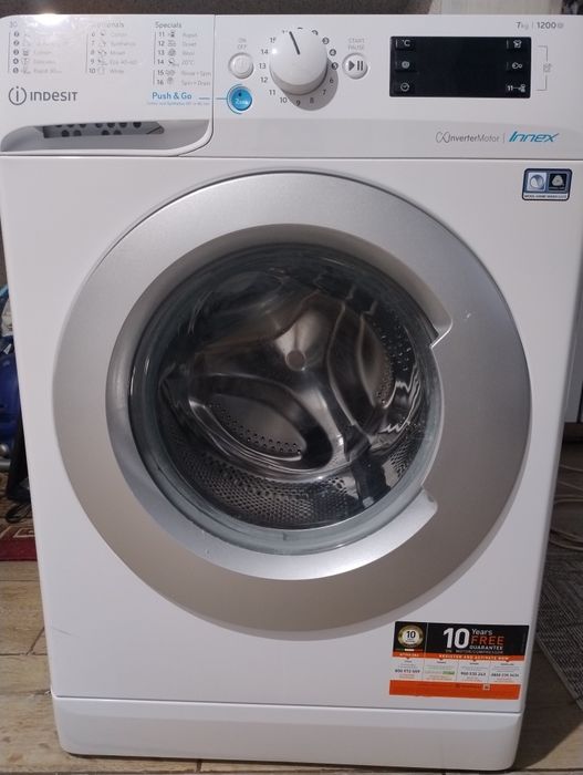 Vând mașina de spălat Indesit