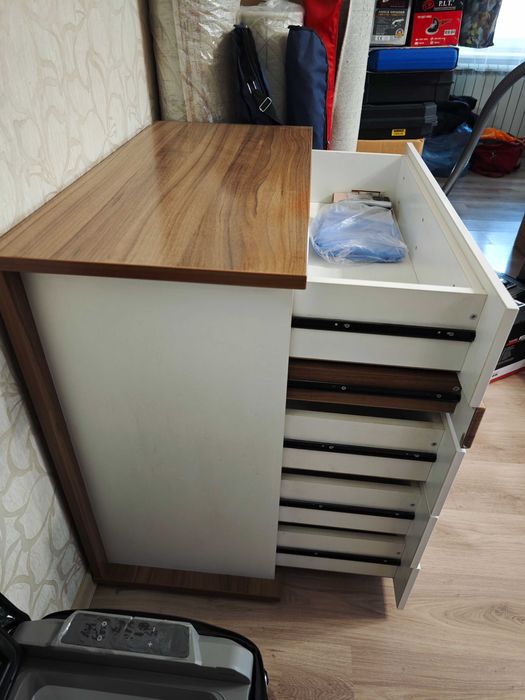 Камод с пятью выдвижными ящиками