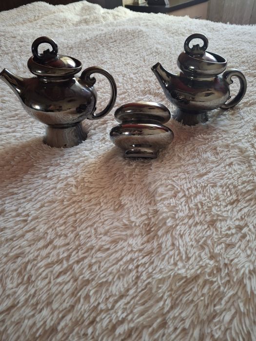 Керамический набор чайников с блюдцами в