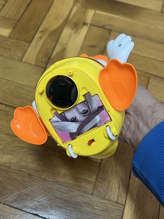 Играчка пате движи се и пее