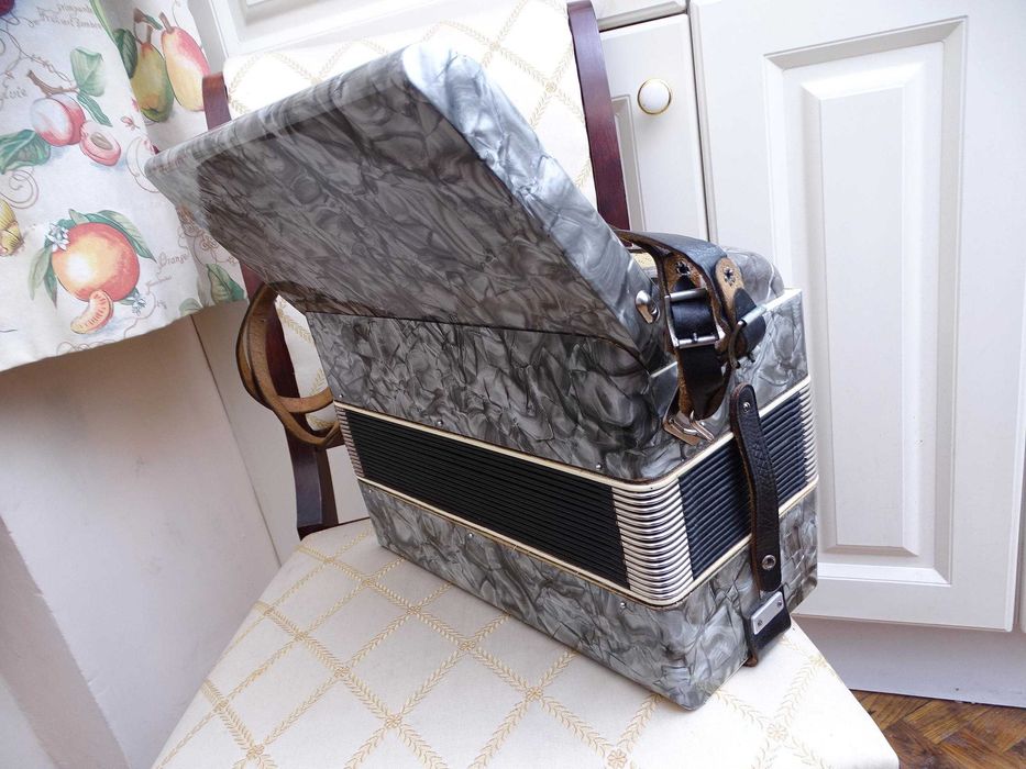 Запазен стар акордеон Велтмайстер 12 баса