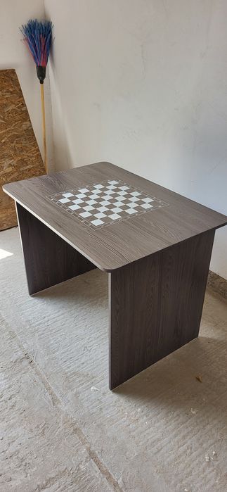 Шахматный стол с фигурами