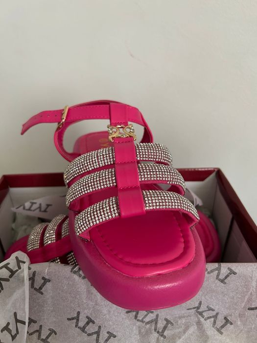 Vând sandale de dama