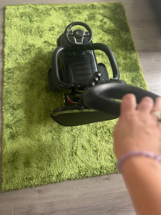 Черна кола за бутане с родителски контрол