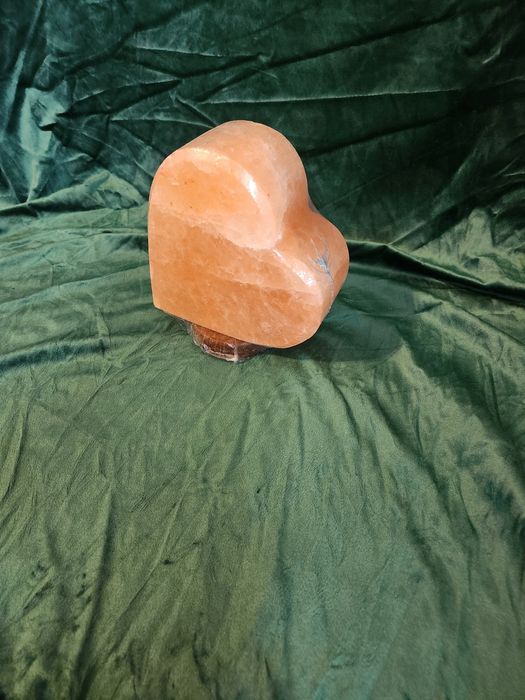 Lampa inimă din sare roz de Himalaya