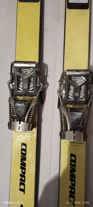 Vând  o  pereche  schiuri  adulți