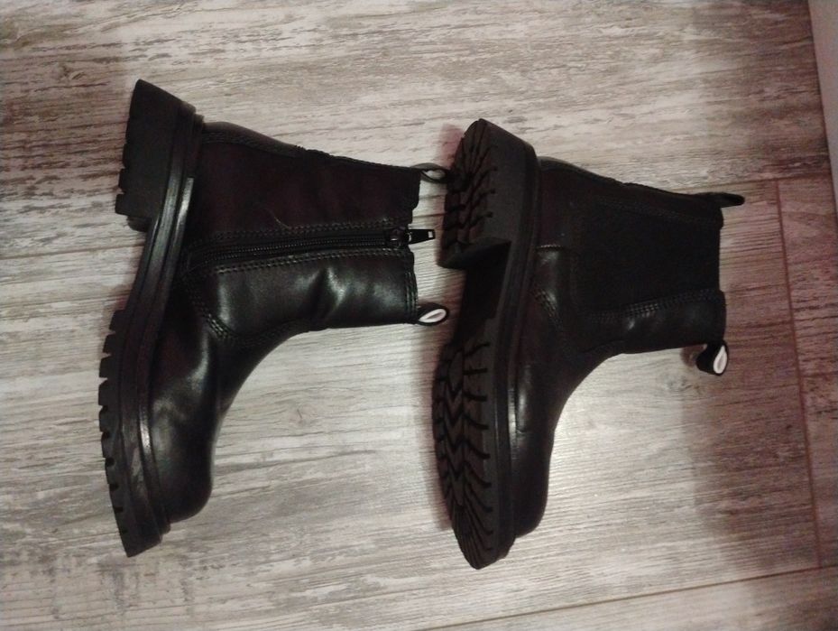 Продавам боти на Зара в отлично състояние  31 номер