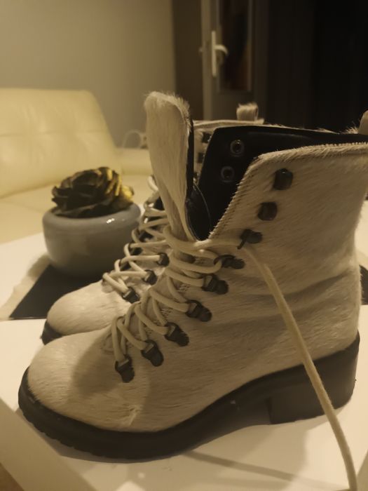 Боти бели естествена кожа и козина