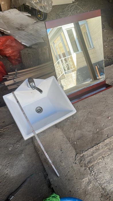 Раковина и зеркала для ванны