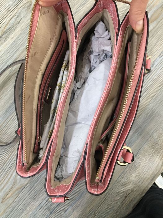 Шикарная сумочка Guess