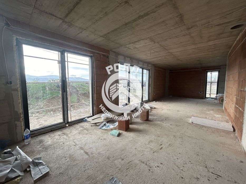 Продава се Къща в с. Оризари, Област Пловдив - 245 кв.м за 1100 €/кв.м - Снимка #2