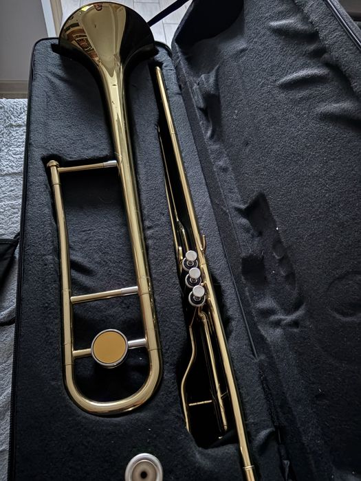 Vând trombon cu pistoane
