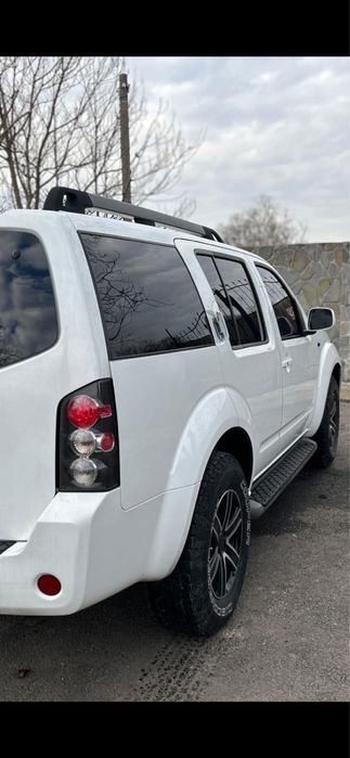 Nissan Pathfinder LE Plus