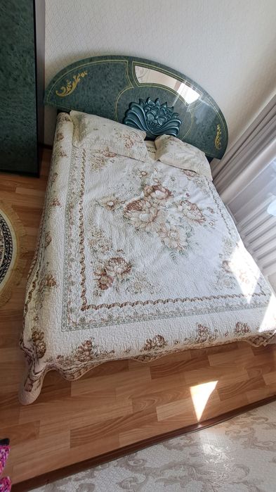 Кровать размером 2×2, зеленого цвета