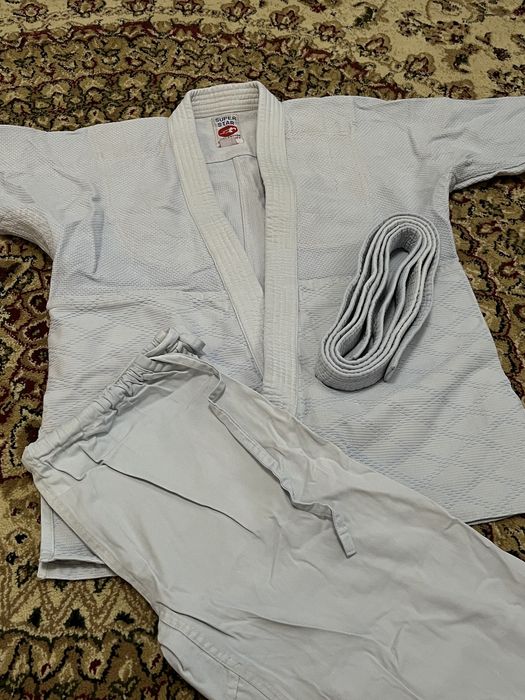 Белый кимано для дзюдо