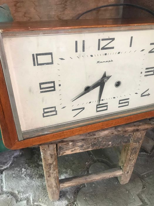 часы старые в деревянном корпусе Янтарь механические