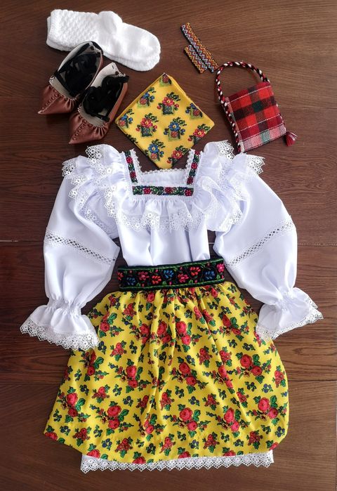 Costum popular pentru doamne și domnișoare de Maramureș, galben