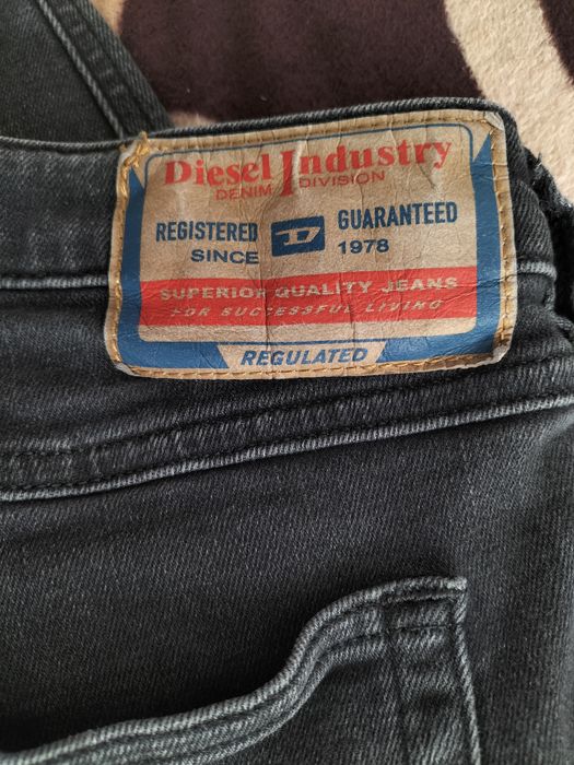 Blugi Diesel negrii pentru bărbați