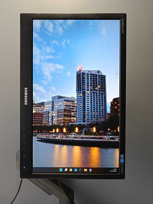 Монитор Samsung 943SN с кронштейном