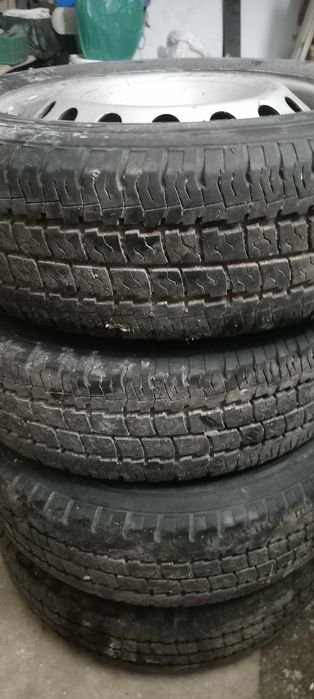 Anvelope auto  195/65/16C, sau schimb cu 215/65/16 iarnă sau mixte