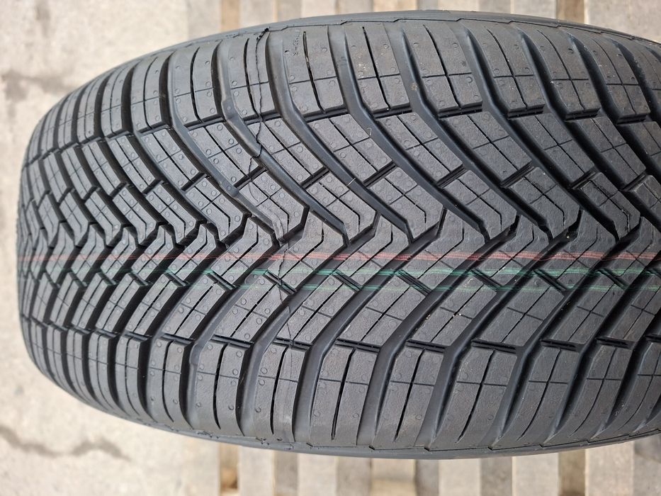 1бр. Нова 215/55/17 Continental All Season Contact